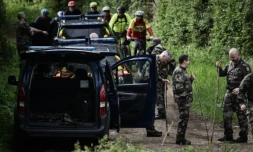 Des gendarmes à la recherche de Agathe Hilairet, joggeuse de 28 ans disparue jeudi dans la Vienne, à Vivonne, le 13 avril 2025. ( AFP / Philippe LOPEZ )