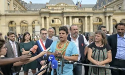 Basile Dutertre, qui se présente comme "une des voix des SoulÚvements de la terre", s'exprime le 8 août 2023 à Paris avant une audience au Conseil d'Etat ( AFP / ALAIN JOCARD )