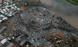 DĂ©charge de vĂȘtements de seconde main Ă Accra, le 15 novembre 2023