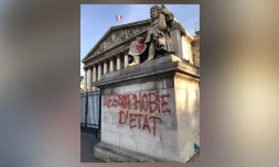 Paris : la statue de Colbert taguée devant l'Assemblée nationale