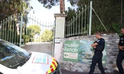 Des policiers patrouillent devant lâentrĂ©e du musĂ©e Renoir aprĂšs le vol de quatre tableaux, lors dâun cambriolage survenu tĂŽt le matin, Ă Cagnes-sur-Mer, le 8 septembre 2026. | VALERY HACHE / AFP
