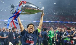 Marquinhos et le reste du Paris Saint-Germain célèbrent leur victoire en Ligue des Champions face à Arsenal, le 30 mai 2026 au Puskas Arena de Budapest