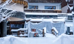 La façade du bar "Le Constellation", où un incendie s'est déclaré, à Crans-Montana, le 9 janvier 2026 en Suisse ( AFP / MAXIME SCHMID )