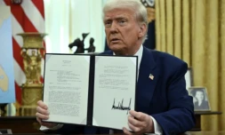 Le président américain Donald Trump montre le décret qu'il vient de signer sur les "droits de douane réciproques" dans le Bureau ovale de la Maison Blanche, le 13 février 2025 à Washington ( AFP / ANDREW CABALLERO-REYNOLDS )