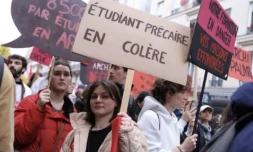 Des étudiants manifestent contre la précarité et la réforme des retraites, le 9 mars 2023 à Paris ( AFP / Thomas SAMSON )