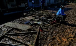 Un habitant de Muçum parmi les décombres aprÚs le cyclone dévastateur, le 6 septembre 2023 ( AFP / Silvio AVILA )
