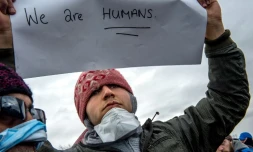 Un migrant iranien manifeste la bouche cousue le 2 mars 2016 dans la "jungle" de Calais