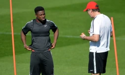 Le défenseur parisien Serge Aurier échange avec son entraßneur Laurent Blanc, au centre d'entraßnement du club au Camp des Loges, le 14 avril 2015