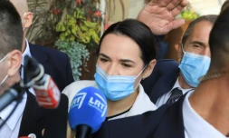 La leader de l'opposition bélarusse Svetlana Tikhanovskaïa fait une déclaration aux médias après sa rencontre avec le président français Emmanuel Macron, le 29 septembre 2020 à Vilnius, en Lituanie