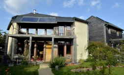 Une maison écologique construite à Hédé-Bazouges, en Bretagne, le 15 octobre 2015