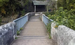 Saint-Paul : des travaux d’entretien sur la passerelle piétonne de La Saline