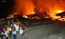 Traversée de la RN2 par la lave