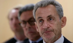 L'ancien président Nicolas Sarkozy s'adresse à la presse, à la sortie de la salle d'audience au tribunal de Paris, le 25 septembre 2025 ( AFP / Alain JOCARD )