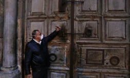Adeeb Joudeh, gardien de la clé qui permet d'ouvrir et fermer la basilique du Saint-Sépulcre à Jérusalem, ferme le 25 mars 2020 l'église dans le cadre de mesures décrétées face à la propogation du nouveau coronavirus 