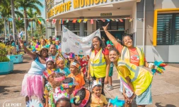 Le Port : "Karnaval en couleurs" le grand rassemblement des centres de loisirs de la ville pour finir les vacances 