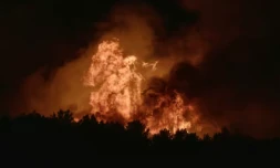 Un feu de forĂȘt Ă Pouzols-Minervois, le 1er juillet 2026 dans l'Aude ( AFP / Idriss Bigou-Gilles )