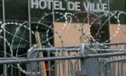 L'hÎtel de ville de L'Haÿ-les-Roses, dans le Val-de-Marne, barricadé le 2 juillet 2023 aprÚs une cinquiÚme nuit de violences