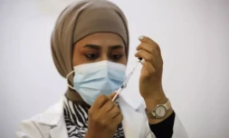 Une infirmiÚre prépare un vaccin contre la rougeole dans une école de Bagdad le 14 avril 2024 ( AFP / AHMAD AL-RUBAYE )