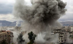 De la fumée s'élÚve d'un secteur du fief rebelle de la Ghouta orientale aprÚs des raids aériens du régime, le 22 février  2018