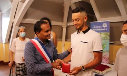 Saint-Leu attribue la médaille de la Ville au cycliste Donavan Grondin 