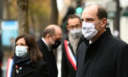 Anne Hidalgo et Jean Castex devant le Comptoir Voltaire pour un hommage aux victimes des attentats du 13 novembre 2015 à Paris, 5 ans après 