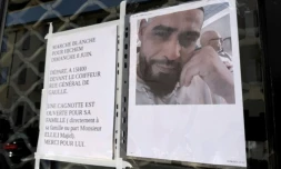 Un portrait et un appel à une marche blanche en hommage au Tunisien Hichem Miraoui sur la devanture du salon de coiffure où il travaillait, le 3 juin 2025 à Puget-sur-Argens, dans le Var ( AFP / Viken KANTARCI )