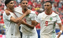 Les Marocains Achraf Hakimi et Brahim Diaz se congratulent après le quart de finale victorieux contre le Cameroun, en Coupe d'Afrique des nations, le 9 janvier 2026, à Rabat