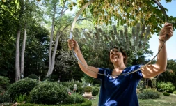 La sculptrice Manon Damiens installe ses oeuvres dans le jardin d'un habitant de Saint-Saturnin dans le cadre du festival "Les jours de Lumière" le 26 septembre 2019