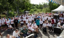 Les personnes malades et en bonne santé courent ensemble pour la bonne cause