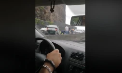 Voiture sur le toit sur la Route du Littoral, 2 km de bouchon vers Saint-Denis