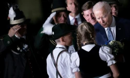 Le président américain Joe Biden, accueilli à son arrivée à Munich (Allemagne), par des enfants en costumes traditionnels bavarois, le 25 juin 2022, à la veille du sommet du G7 