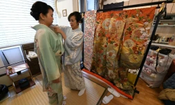 Kahori Ochi (d) avec une cliente néerlandaise dans sa boutique de kimonos en location, le 30 mars 2018 à Tokyo