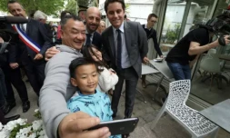 Les ministres Gabriel Attal et Stanislas Guerini lors d'un déplacement à La Grande-Motte dans l'Hérault, le 25 avril 2023 ( AFP / Pascal GUYOT )