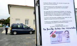 Un livre hommage devant la gendarmerie de L'Aiguillon, le 6 juillet 2020, à la mémoire de la défunte gendarme Mélanie Lemee, mortellement heurtée par une voiture à un poste de contrôle militaire à Port Sainte-Marie, près d'Agen ( AFP / MEHDI FEDOUACH )