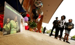 Un mémorial à la mémoire d'Aretha Franklin devant la New Bethel Baptist Church de Detroit devenu lieu de recueillement après le décès de la Reine de la Soul, le 16 août 2018    