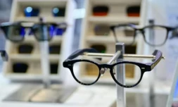 Des lunettes connectées avec IA à Berlin le 4 septembre 2026 ( AFP / Tobias SCHWARZ )