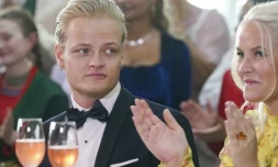 Le fils aîné de la princesse héritière de Norvège Mette-Marit Marius Borg Høiby, assis à côté de sa mère, à Oslo, en Norvège, le 16 juin 2022 ( NTB / LISE ASERUD )