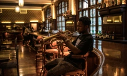 Un musicien joue dans le bar du Rand Club de Johannesburg avant le traditionnel dîner de Noël le 6 décembre 2018