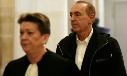 L'animateur Jean-Marc Morandini (d) arrive au palais de justice de Paris, le 27 novembre 2024, avant une audience de son procĂšs en appel pour "corruption de mineurs" ( AFP / Dimitar DILKOFF )
