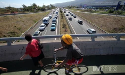 embouteillage contraste avec une personne à pied et l'autre en vélo 