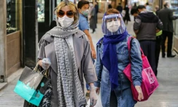 Des femmes font leurs courses avec masques et gants, à Téhéran, le 25 avril 2020 