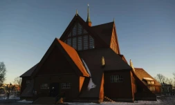 La célèbre église en bois rouge de Kiruna, dans le nord de la Suède