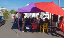 Imaz Press Réunion ? Médias ? Lier des médias au reportage Deuxième jour de grève des facteurs du Port et de La Possession