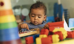 Un bébé joue 