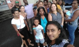 Des parents d'élèves manifestent devant l'école Saint-Clair Agénor 