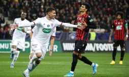 Le milieu de Lyon Houssem Aouar marque le penalty de la victoire et de la qualification 2-1 à Nice en 8es de finale de la Coupe de France le 30 janvier 2020 à l'Allianz Riviera