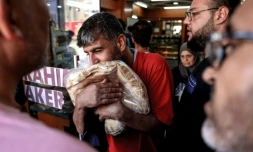 Un Libanais tient un sac de pain dans la capitale Beyrouth, le 29 juillet 2022