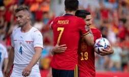 Le milieu de terrain espagnol Carlos Soler (d) célèbre son but face à la République tchèque, lors de leur match de Ligue des nations, le 12 juin 2022 à Malaga