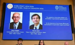 Les Nobel de Chimie, le Français Henri Kagan et le Japonais Kenso Soai, sur un écran lors de la remise du prix à Stockholm, en Suède, le 7 octobre 2026 ( AFP / Jonathan Nackstrand )