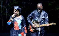 Les musiciens maliens Amadou Bagayoko (à droite) et Mariam Doumbia, du duo Amadou et Mariam, au théâtre Mogador à Paris, le 7 décembre 2015 
